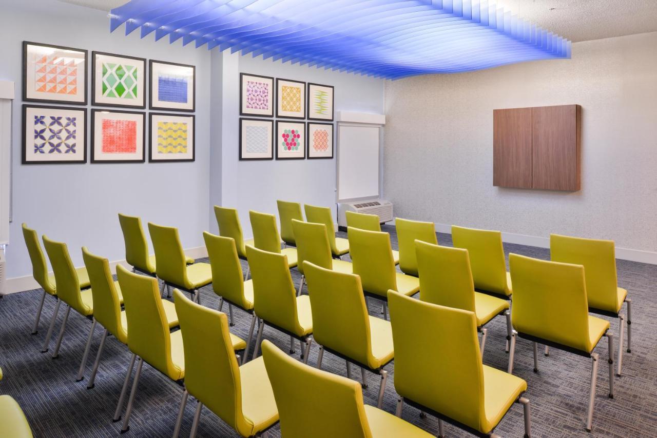 Holiday Inn Express Burlington By Ihg Exterior foto